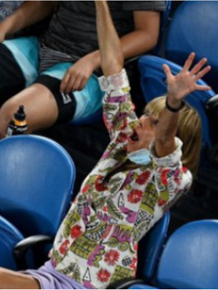Rafael Nadal y la mujer que le hizo muecas obscenas.