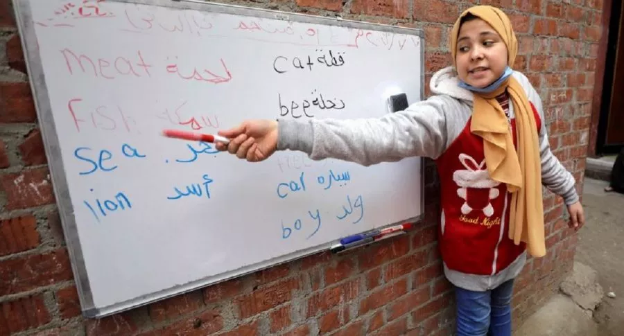 Reem El-Khouly, de 12 años, asumió el rol de profesora y decidió darles clases a sus vecinos luego de que colegios cerraran por COVID-19.
