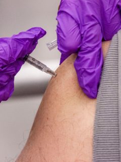 Noruega confirmó la muerte de una mujer por trombosis luego de recibir la vacuna de AstraZeneca, segundo caso en Europa.