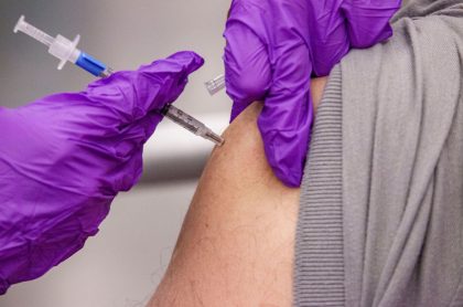 Noruega confirmó la muerte de una mujer por trombosis luego de recibir la vacuna de AstraZeneca, segundo caso en Europa. 