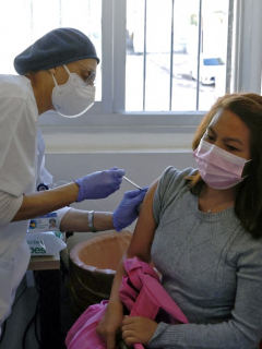 Residente de Israel recibe vacuna contra el coronavirus, ilustra nota de casos sintomáticos bajaron 94 % en Israel, desde que comenzó vacunación