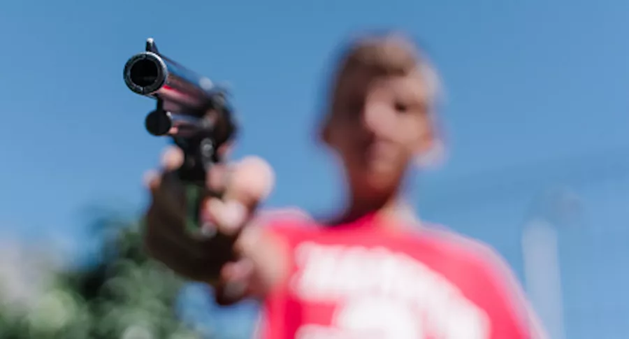 Niño con arma de fuego.