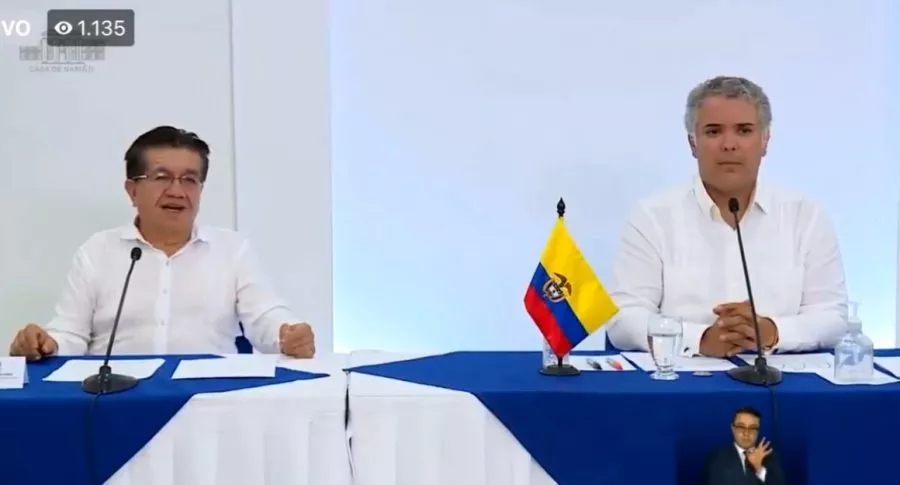 Ministro de Salud, Fernando Ruíz, y presidente Iván Duque, quienes celebraron con una selfi la llegada de las vacunas a Colombia
