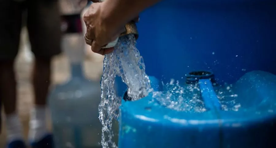Foto de agua ilustra nota sobre cortes de agua en Bogotá hoy: ¿qué barrios no tendrán agua?