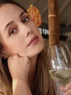 Milena López, a quien un hombre desnudo se le tiró una foto en la plya, tomando vino.
