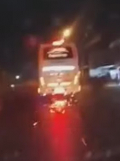 Video de un bus arrastrando una moto por varios metros en Santander