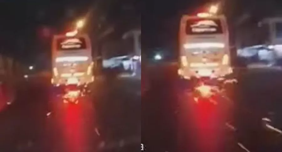 Video de un bus arrastrando una moto por varios metros en Santander