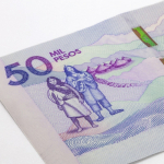 Cuidado: que no le metan uno de los nuevos billetes falsos de 50.000 pesos