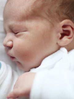 Bebé y logo de Pfizer ilustran nota sobre niño bautizado como Pfizer