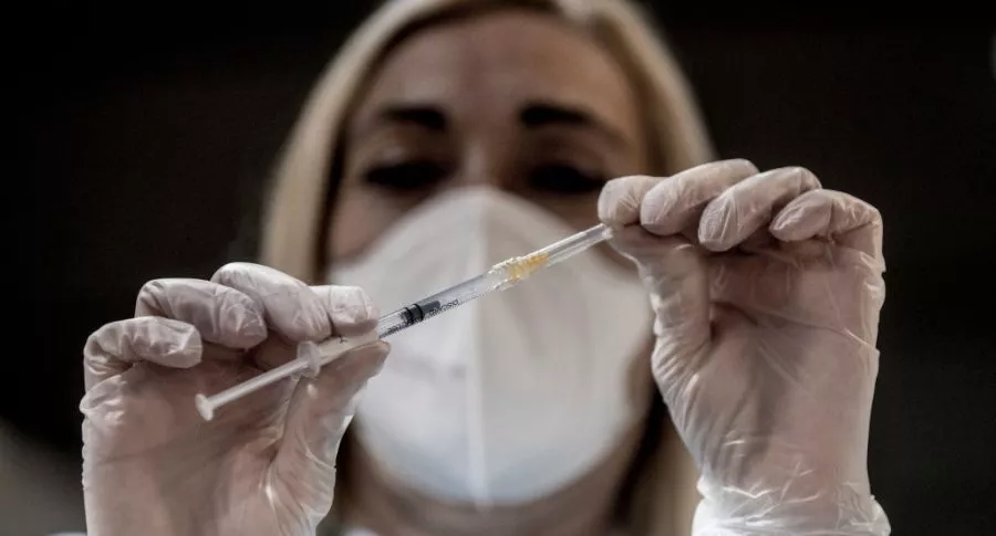 Foto de doctora ilustra nota sobre vacunas contra COVID-19 en Colombia: ¿cuándo me toca vacunarme?