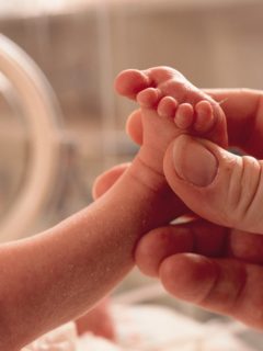 Nación en Estados Unidos el primer bebé con anticuerpo de COVID-19 luego de su madre fue vacunada durante el embarazo.