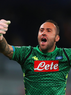 David Ospina, del Napoli, celebrando en partido de Champions en 2018, ilustra nota sobre su posible regreso del arquero a Atlético Nacional, antes de su retiro.