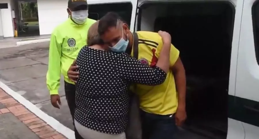 Rafael Salazar, estudiante de la Universidad que duró 10 meses desaparecido, reencontrándose con su mamá