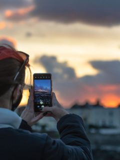 Foto de mujer con su celular ilustra nota sobre ¿Cuáles son las mejores aplicaciones para editar fotos?
