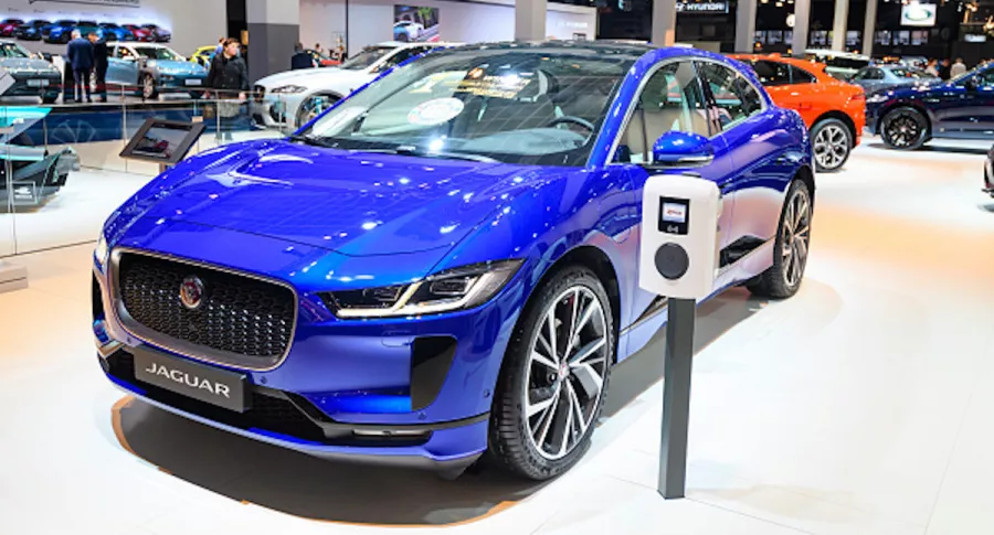 Auto de lujo eléctrico de la marca Jaguar.