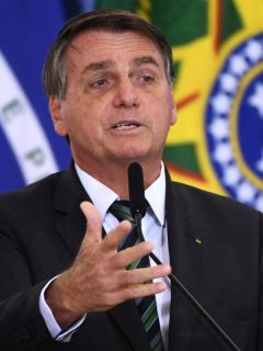Presidente de Brasil Jair Bolsonaro dando un discurso, ilustra nota de Bolsonaro que pide cierre de importantes periódicos de Brasil