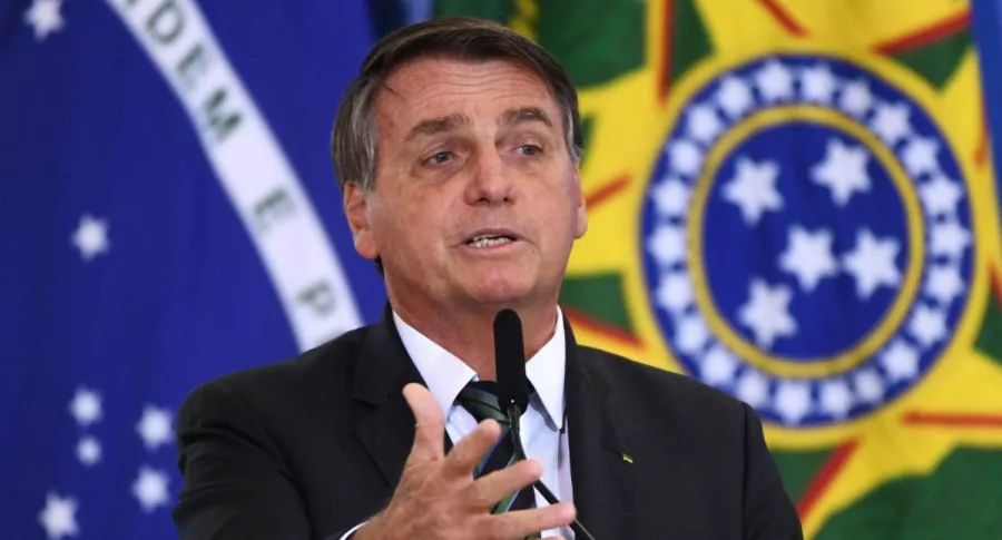 Presidente de Brasil Jair Bolsonaro dando un discurso, ilustra nota de Bolsonaro que pide cierre de importantes periódicos de Brasil