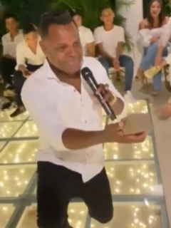 Omar Geles pidiéndole matrimonio a su novia