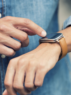 Hombre usando un 'smartwatch'. Imagen ilustrativa del informe sobre el nuevo reloj inteligente de Facebook.