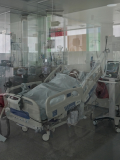 Paciente en cama UCI en Colombia ilustra nota sobre regreso de pacientes recuperados a UCI