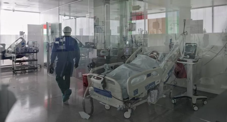 Paciente en cama UCI en Colombia ilustra nota sobre regreso de pacientes recuperados a UCI