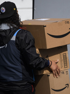 Imagen de trabajador de Amazon ilustra artículo Demandan a Amazon por no proteger empleados en pandemia por COVID-19