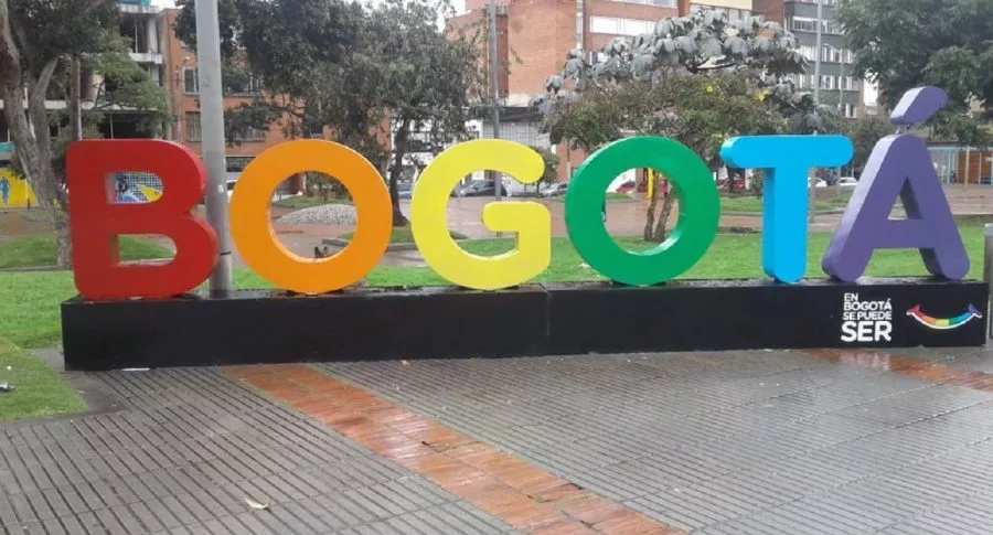 Periodista usó foto con suciedad e ironizó sobre situación de Bogotá