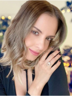 Laura Acuña, presentadora de RCN, que usa mascara de plástico para protegerse del coronavirus y no dañar maquillaje