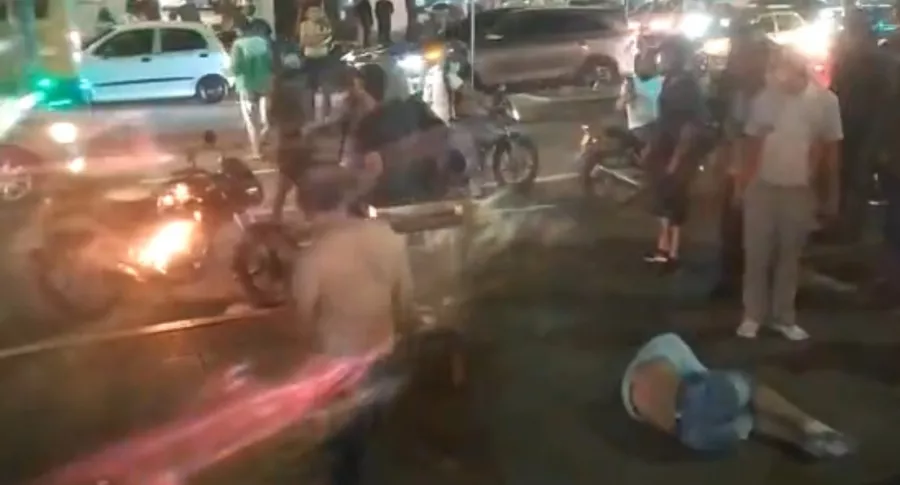 Ladrones golpeados en Bucaramanga, a los que también les incendiaron la moto