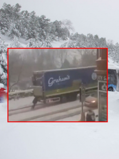 Camión en medio de la nieve y captura de pantalla de video viral de mujer que empuja camión varado en la nieve