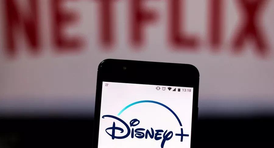 El logo de Netflix en un televisor y el de Disney Plus en la pantalla de un celular. Imagen ilustrativa a la superación de suscriptores que tendrá Disney+ por sobre Netflix.