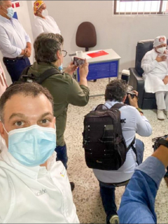 El alcalde de Sincelejo, Andrés Gómez, fue uno de los que se tomó selfi con el presidente Duque y la enfermera vacunada