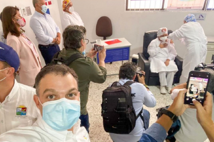 El alcalde de Sincelejo, Andrés Gómez, fue uno de los que se tomó selfi con el presidente Duque y la enfermera vacunada