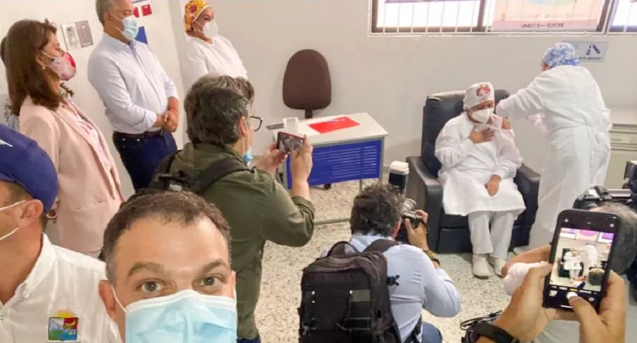 El alcalde de Sincelejo, Andrés Gómez, fue uno de los que se tomó selfi con el presidente Duque y la enfermera vacunada