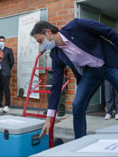 Daniel Quintero, alcalde de Medellín, al recibir vacunas contra COVID-19.