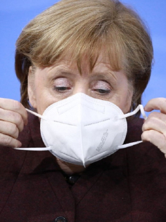 La canciller alemana Ángela Merkel olvidó ponerse tapabocas después de un discurso y su reacción causó empatía en redes sociales.