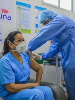 Primera vacunación contra COVID-19 en Montería ilustra nota sobre la cantidad de dinero que reciben hospitales por aplicar las dosis