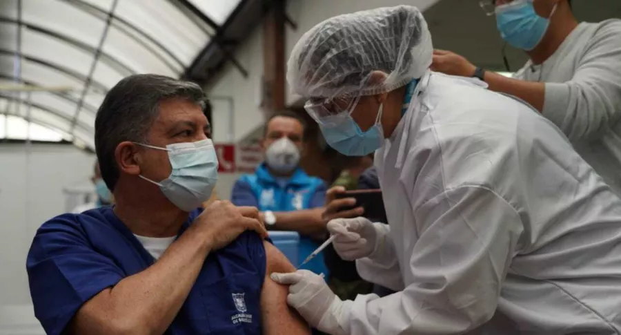 Primer médico vacunado en Bogotá contra COVID-19