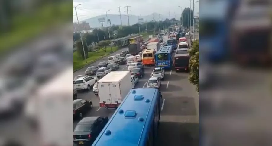 Bogotá hoy: mujer motociclista murió en accidente con camión