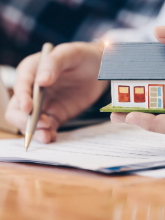 Se están firmando unos documentos, los cuales se entiende que son relacionados con una vivienda. Imagen ilustrativa a loas razones por las que se puede cancelar un contrato de arrendamiento.