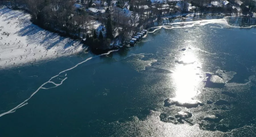 Lago congelado, ilustra nota de niño de 10 años murió tratando de salvar a su hermana de agua helada