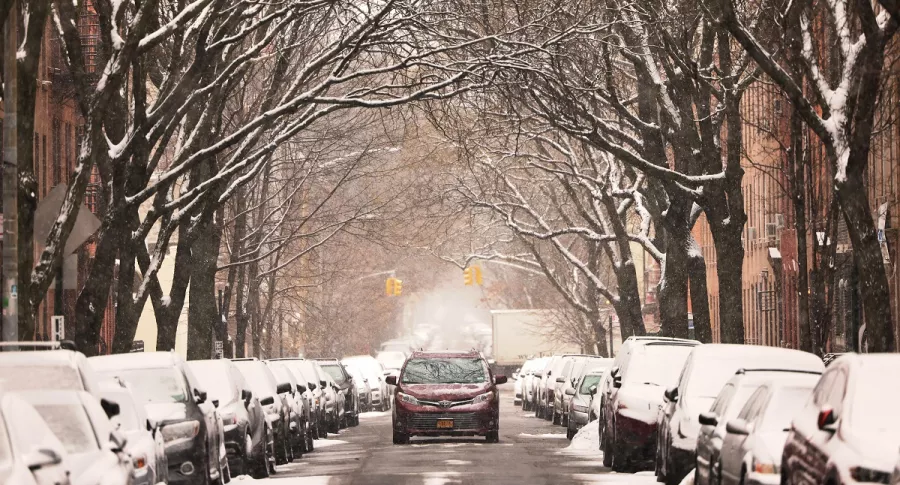 Un carro transita por una calle nevada en el barrio de Park Slope, del distrito de Brooklyn, Nueva York. El Servicio Meteorológico Nacional emitió un aviso de clima invernal a partir de este jueves a las 4 a.m. hasta el viernes a las 7 p.m. y se esperan hasta 8 pulgadas de nieve en partes de la ciudad de Nueva York.
