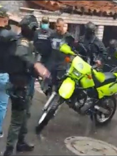 Momento en que el Gaula de la Policía captura a cinco presuntos secuestradores en Medellín