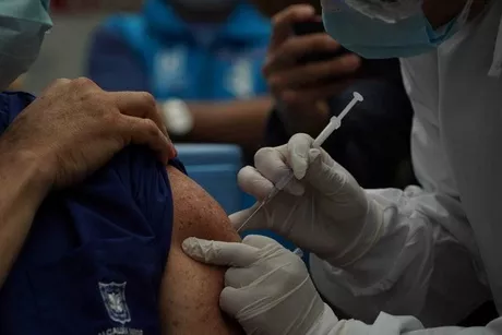 Estas fueron las primeras imágenes de la vacunación en Bogotá y Medellín