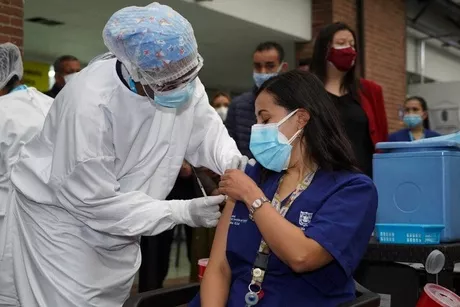 Estas fueron las primeras imágenes de la vacunación en Bogotá y Medellín