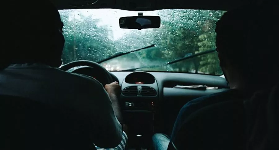 Conducir bajo la lluvia.