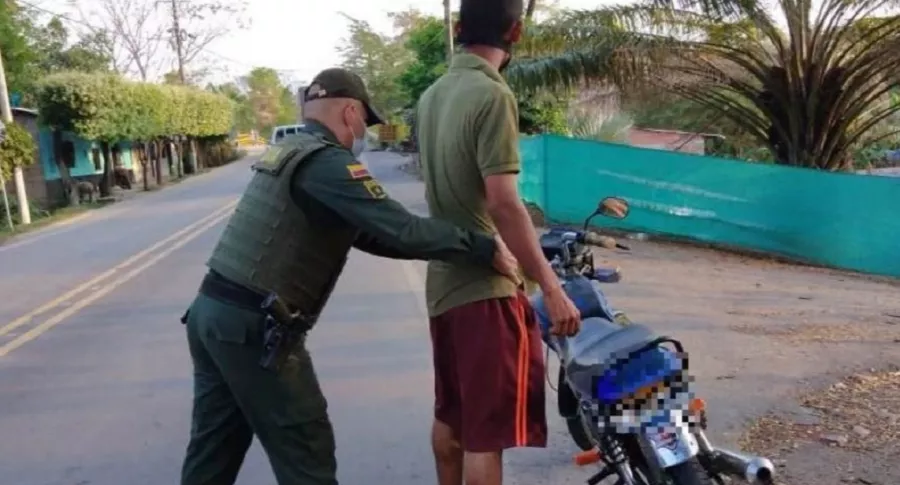 Imagen de un policía que requisa a un motociclista, y que ilustra caso de joven al que hirieron en el cuello por robarle la moto en Aguachica