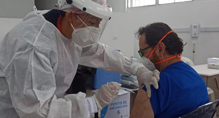 Imagen de un integrante del personal de la salud vacunado en Bogotá, en donde cinco personas presentaron reacciones adversas