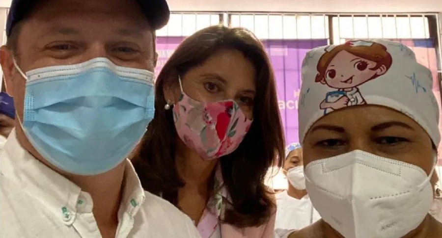 Gobernador de Sucre posa junto a la primera enfermera vacunada en Sincelejo, con la que ahora entra en disputa por su salario