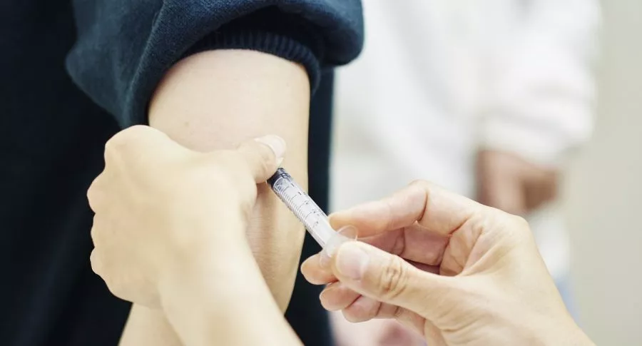 Persona vacunándose ilustra nota sobre jóvenes que se disfrazaron para recibir vacuna 